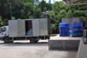 Foto de caminhão transportando água mineral
