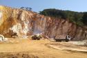 Paraná se destaca pela extração de minérios não-metálicos para a construção civil como areia, brita, cimento e cal.