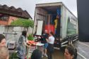Foto de entrega de móveis em região afetada por enchente