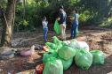 Voluntários recolhendo lixo dentro de uma UC do IAT