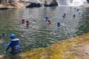 Visitantes banhando-se em cachoeira dentro de UC do IAT