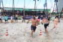 Banhistas participando de jogos e dinâmicas na areia