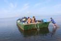 Barca recolhendo lixo no litoral paranaense