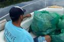 Voluntário recolhendo resíduos