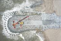 Veranistas devem evitar trechos de obras no litoral, para evitar acidentes