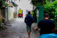 Estado reforça limpeza e coleta de lixo na Ilha do Mel durante a alta temporada