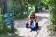 Cadeiras anfíbias facilitam deslocamentos de pessoas com deficiência na Ilha do Mel