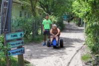 Cadeiras anfíbias facilitam deslocamentos de pessoas com deficiência na Ilha do Mel