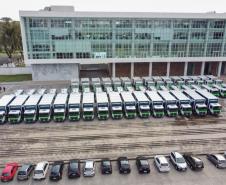 Governo entrega caminhões-pipa, de coleta seletiva e compactadores