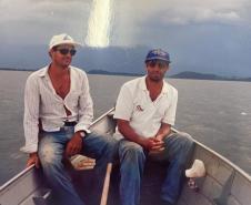 Foto de dois servidores do IAT em barco