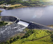 Foto aérea de barragem