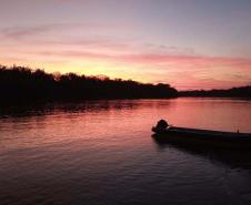 Foto de pôr do sol sobre rio