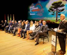 Apresentação fórum Paranaense de Mudanças Climáticas com membros assentados e apresentador discursando