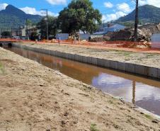 Obras na construção da passarela sobre o Rio Matinhos