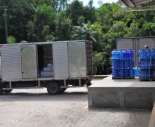 Foto de caminhão transportando água mineral