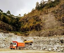Paraná se destaca pela extração de minérios não-metálicos para a construção civil como areia, brita, cimento e cal.