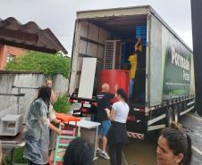 Foto de entrega de móveis em região afetada por enchente