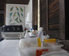 Foto de equipamentos de limpeza em laboratório
