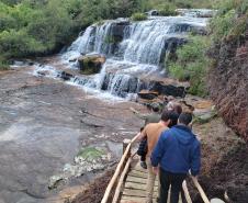 Turistas a caminho de uma cachoeira em unidade de conservação paranaense