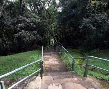 Escadaria com corrimões que concede acesso a trilha interditada
