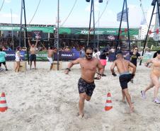 Banhistas participando de jogos e dinâmicas na areia