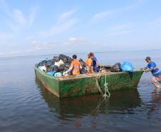 Barca recolhendo lixo no litoral paranaense