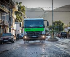 caminhão do IAT limpando rua