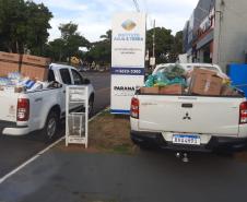 Fotos de caminhonetes carregadas com produtos doados