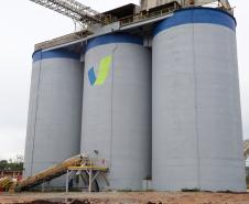 Fotos de silos de armazenamento de produtos de mineração