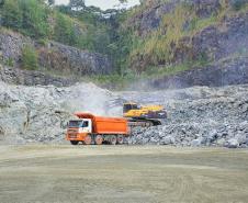 Fotos de caminhões levando produtos de mineração