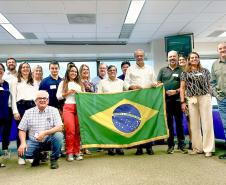 FOTO OFICIAL COM A BANDEIRA DO BRASIL