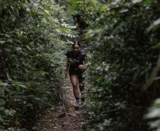 Foto de corredor em trilha de montanha