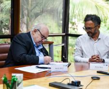 Foto de assinatura de termo