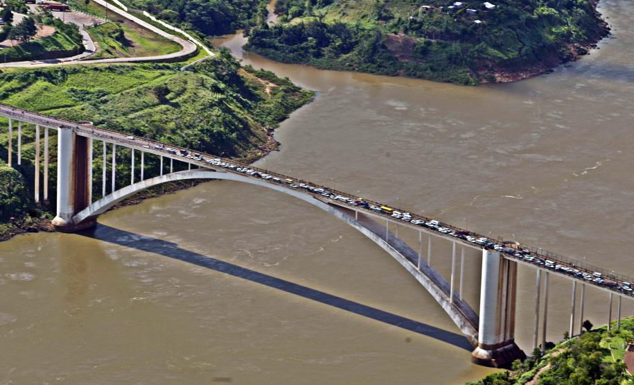 Foto aérea de ponte sobre rio