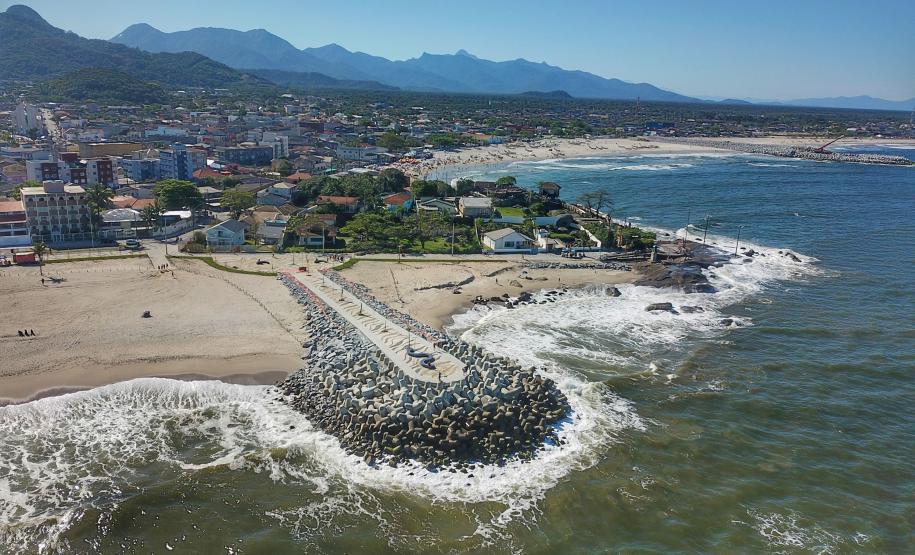 Vista aérea das obras na orla de Matinhos