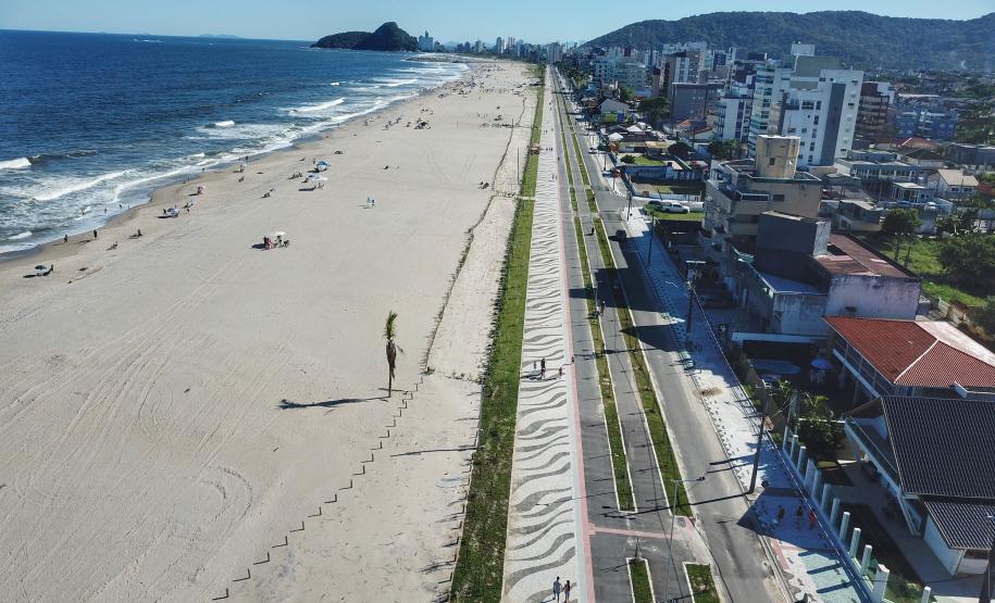 Vista aérea das obras na orla de Matinhos