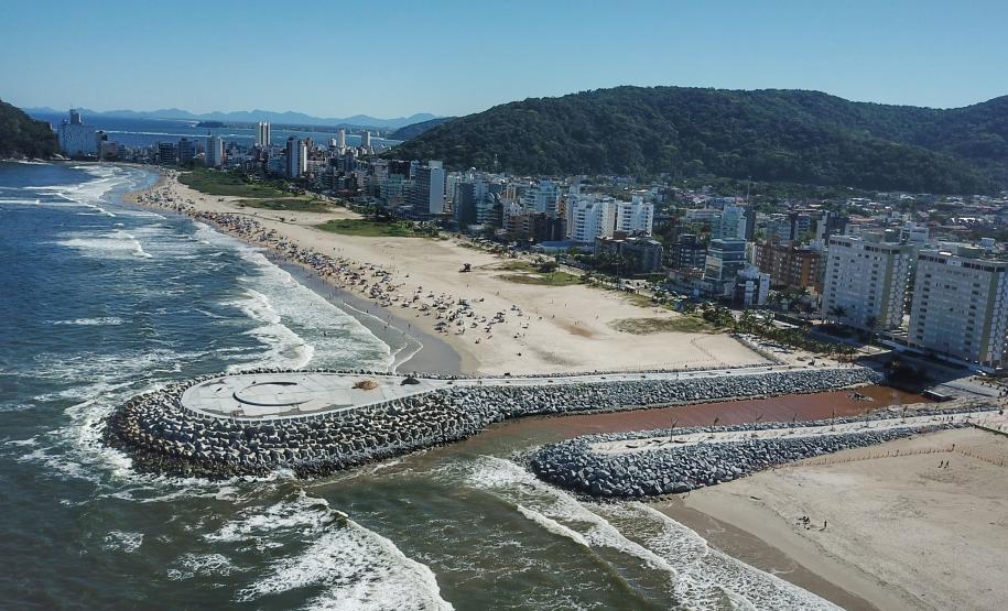Vista aérea das obras na orla de Matinhos