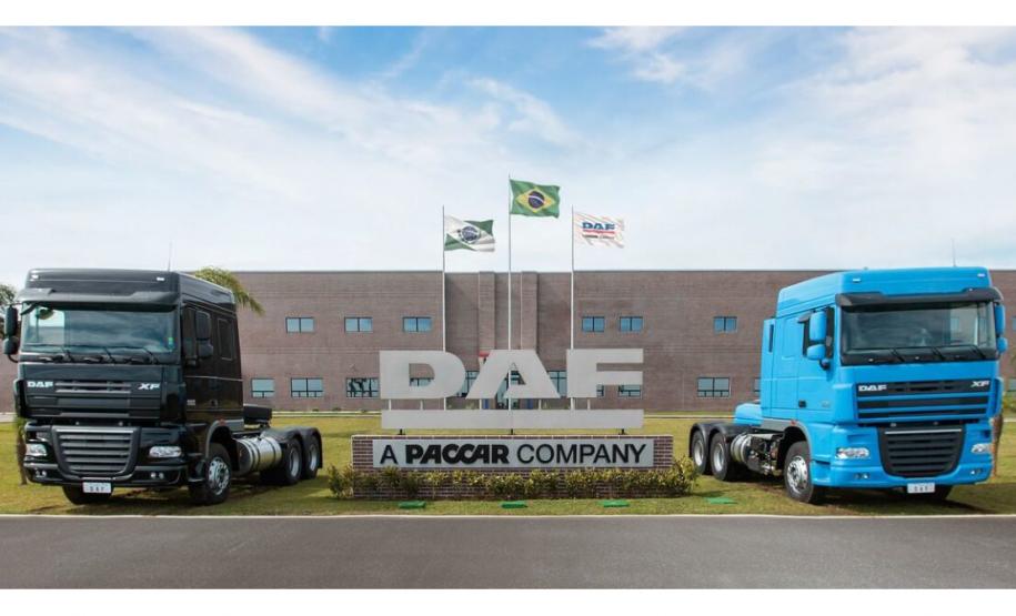 Fachada da DAF com dois caminhões dos lados da placa de identificação