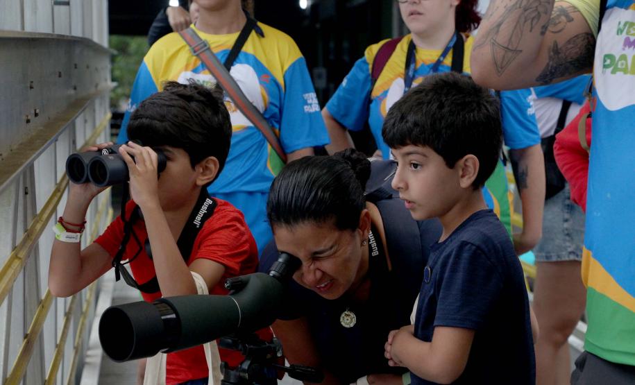 Foto de família olhando com binóculos