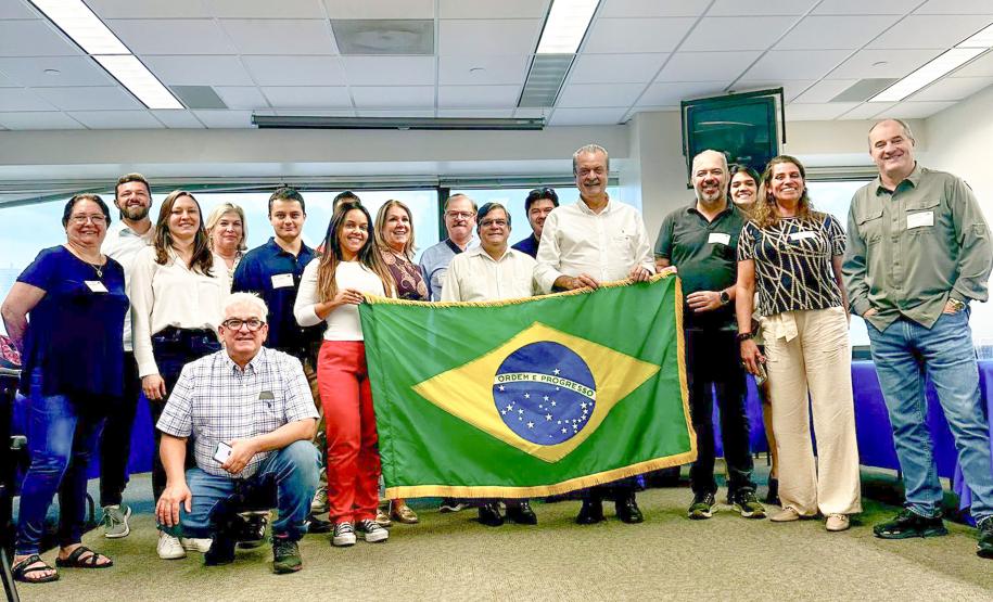 FOTO OFICIAL COM A BANDEIRA DO BRASIL