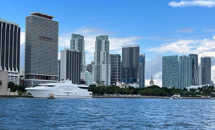 LANDSCAPE DO PIER COM PRÉDIOS AO FUNDO