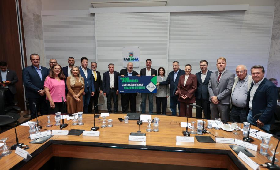 Foto de autoridades em evento