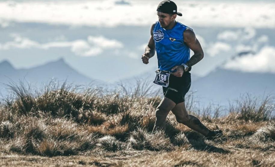 Foto de corredor em trilha de montanha