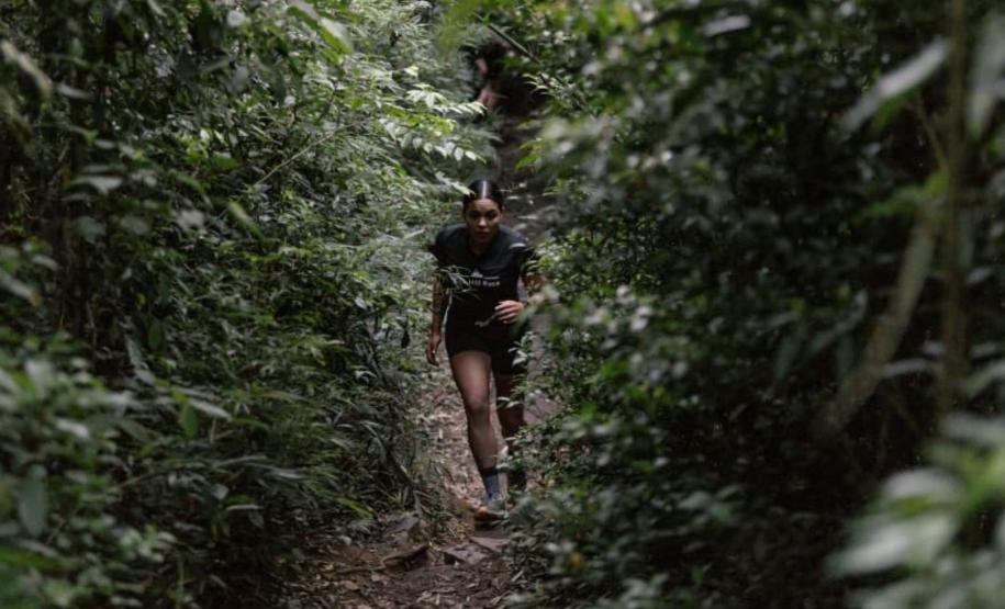 Foto de corredor em trilha de montanha