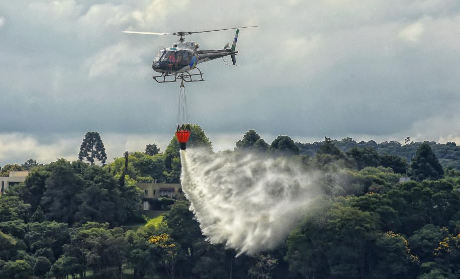 Foto de exercício de treinamento do IAT com helicóptero