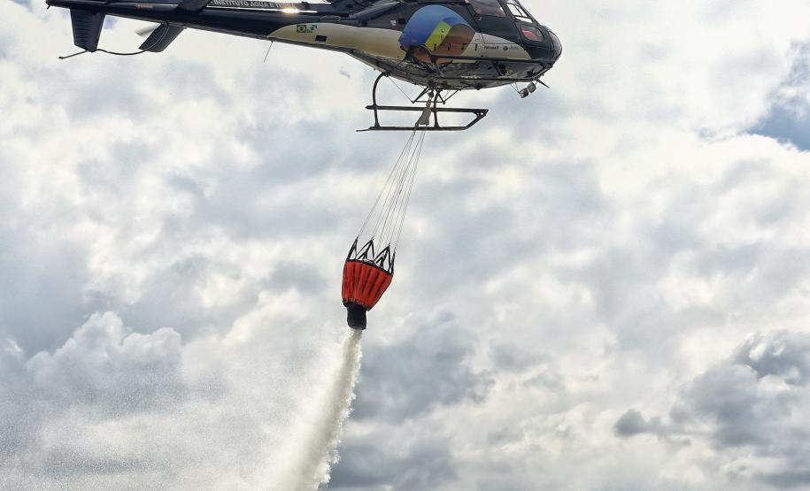 Foto de exercício de treinamento do IAT com helicóptero