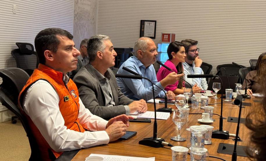 Foto de reunião de autoridades